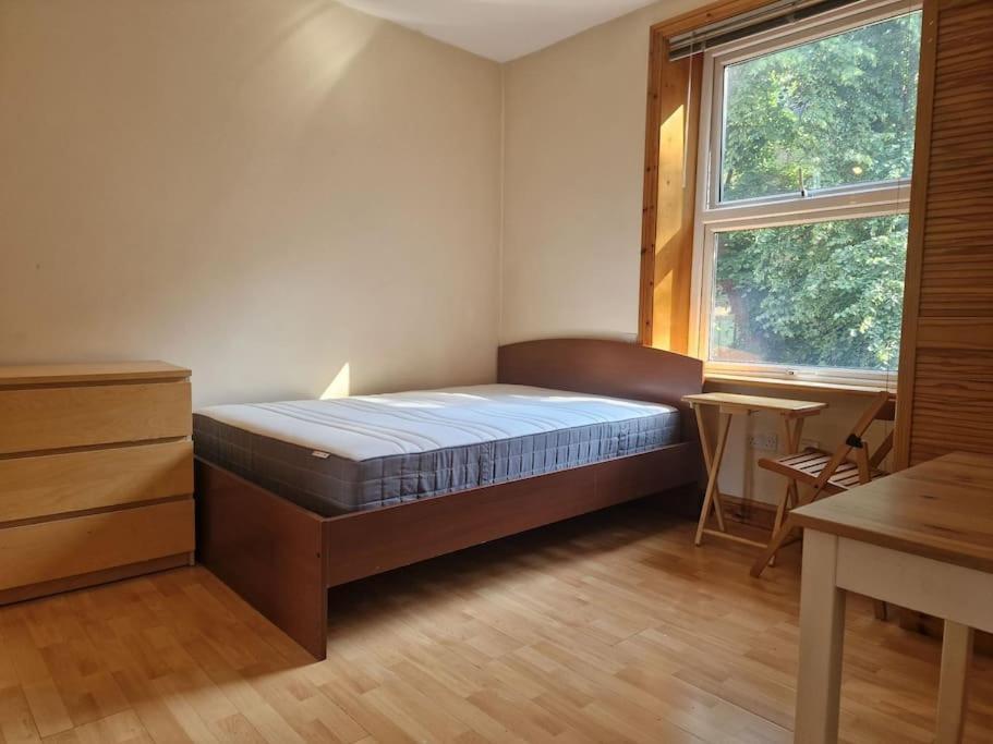 Bright Highgate Apartment *